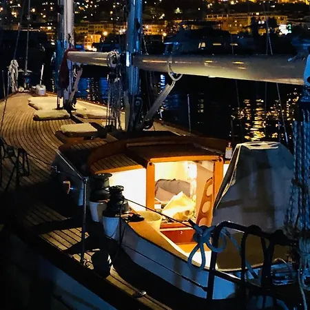 Barca A Vela A Due Alberi Di 15 M Con 7 Posti Letto A Portosole Con Parcheggio Bådhotel
