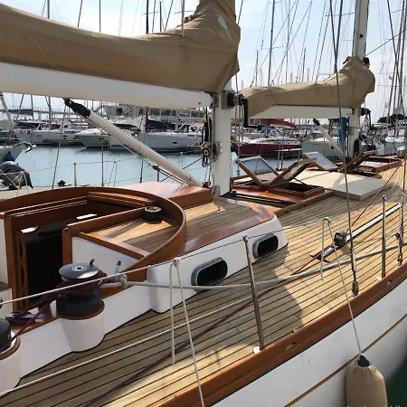 Barca A Vela A Due Alberi Di 15 M Con 7 Posti Letto A Portosole Con Parcheggio Bådhotel