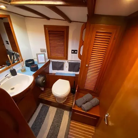 Barca A Vela A Due Alberi Di 15 M Con 7 Posti Letto A Portosole Con Parcheggio Bådhotel *