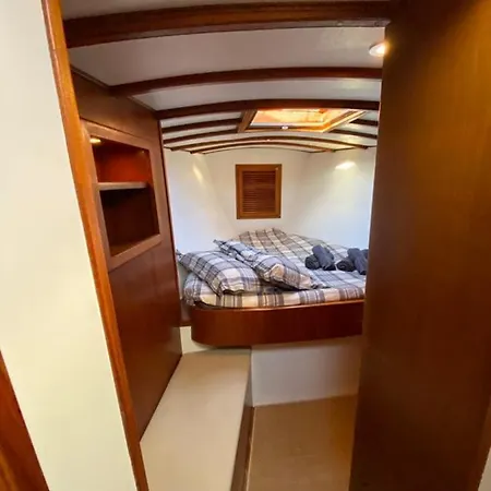 Barca A Vela A Due Alberi Di 15 M Con 7 Posti Letto A Portosole Con Parcheggio Bådhotel
