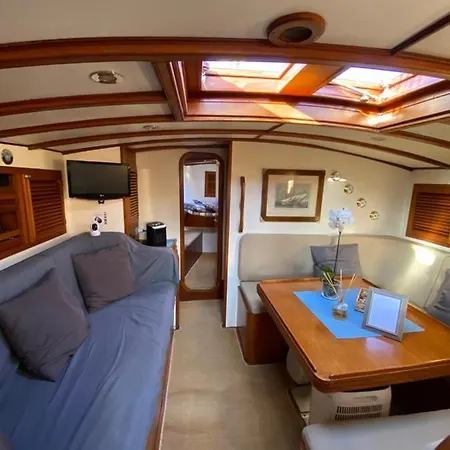 Barca A Vela A Due Alberi Di 15 M Con 7 Posti Letto A Portosole Con Parcheggio Bådhotel