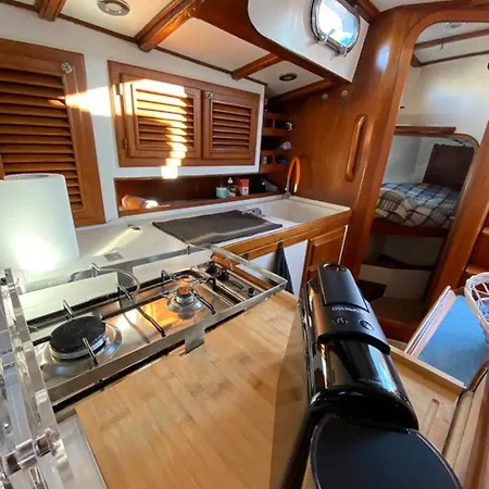 Barca A Vela A Due Alberi Di 15 M Con 7 Posti Letto A Portosole Con Parcheggio Bådhotel